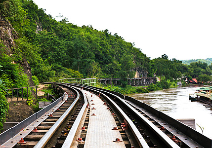 悬崖旁的死铁路 泰国高井河沿岸爬坡死亡火车森林铁路岩石公园假期运输风景图片