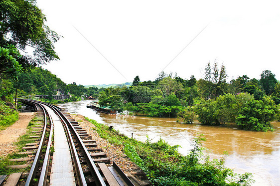 悬崖旁的死铁路 泰国高井河沿岸天空森林车站金属火车旅游风景交通死亡假期图片