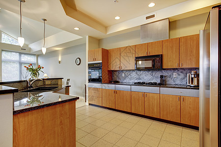 大型现代木质厨房 有客厅和高天花板家具房子台面瓷砖木头建筑房间建筑学家电橱柜图片