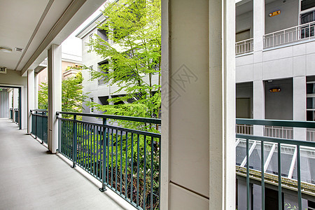 公寓阳台和现代建筑庭院图片
