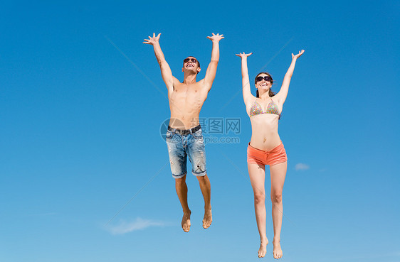 年轻夫妇一起跳跃成人男人空气幸福行动乐趣家庭喜悦女士跑步图片