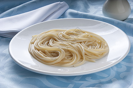 意大利面条桌布蓝色生产盘子白色盐瓶餐巾食物图片