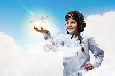 身着飞行员帽子的小男孩男性勇气传单愿望旅行蓝色想像力航班乐趣头盔图片
