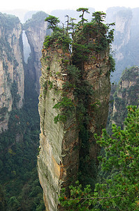 深山旅游旅行天空公园岩石游客风景假期爬坡森林图片