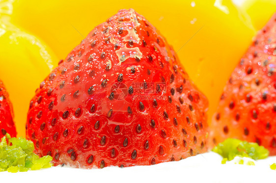 草莓和芒果在蛋糕上图片