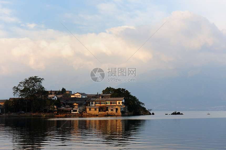 湖湖景观季节树木池塘风景乡村天空假期少数民族国家村庄图片