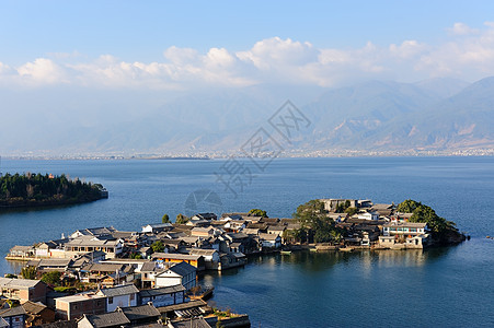 湖湖景观乡村少数民族农村村庄爬坡道钓鱼建筑假期天空树木图片