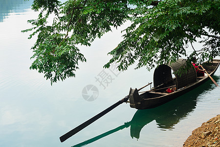 在河上捕鱼的渔船薄雾旅行环境森林流动山脉渔夫木头叶子荒野图片