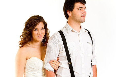工作室的新娘和Groom水平男性黑发女士婚礼夫妻吊带裤妻子裙子白色图片