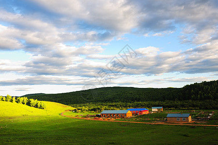草原景观房子村庄蓝色晴天布雷马匹阳光山坡天空太阳图片