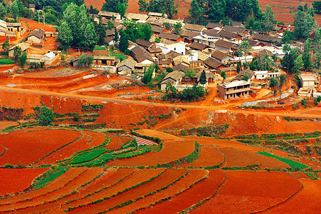 红色田地上的村庄农家农田地球旅行山坡场地土地农村农场乡村图片