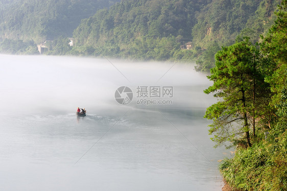 河流景观地形植物薄雾森林流动阴霾渔夫飞溅荒野旅行图片