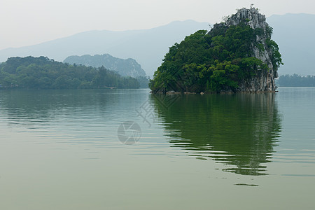 湖湖景观树木岩石反射山脉森林天空风景衬套图片