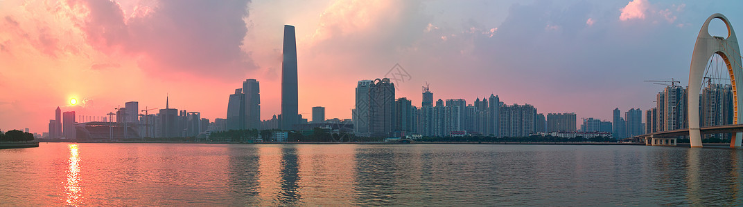 城市日落旅行流动房子场景天际市中心旅游起重机远景风景图片