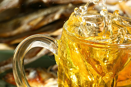 啤酒喷洒派对庆典琥珀色泡沫玻璃干旱酒吧饮料反射陶器图片