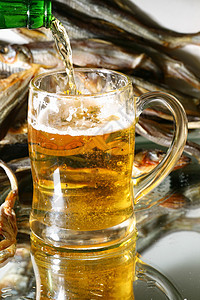 啤酒喷洒反射玻璃泡沫饮料派对酒吧陶器干旱镜子冷藏图片