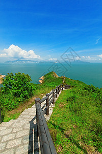 海上环绕的徒步小路天空女士旅行路线女性远足蓝色城市海洋运动图片