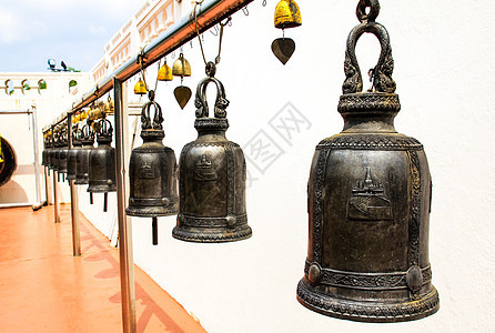 坦普尔被绞死 让每个人都用门铃敲响他们自己的佛头寺庙游客金子文化金属宗教旅游建筑学盘子黄铜图片