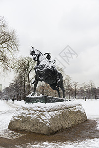 伦敦 联合王国 - 21年1月21日 海德公园的雪覆盖雕像图片