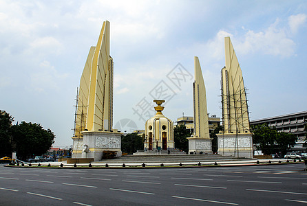在泰国曼谷的民主纪念碑上宪法游客王国恶魔旅行雕塑历史雕像寺庙金子图片