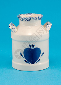 蓝色背景的陶瓷花瓶盘蓝心图片