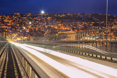 黄昏时 特罗姆索桥通向城市图片
