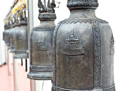 坦普尔被绞死 让每个人都用门铃敲响他们自己的佛头佛教徒旅行黑色金属盘子金子黄铜游客寺庙宗教图片