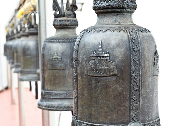 坦普尔被绞死 让每个人都用门铃敲响他们自己的佛头佛教徒旅行黑色金属盘子金子黄铜游客寺庙宗教图片