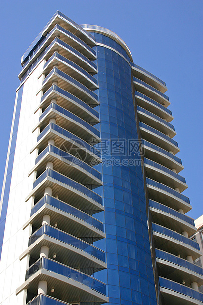 蓝天梯窗户公寓蓝色房子建筑学奢华圆形财产城市住宅图片