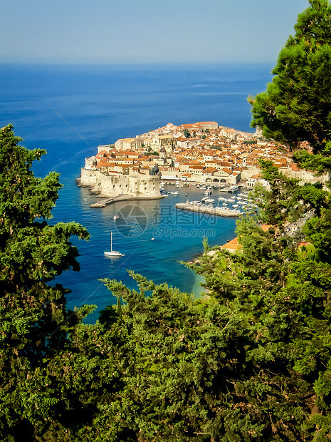 Dubrovnik旧城的蓝海景象图片