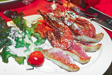 餐馆里的虾鱼和烤鱼肉沙拉胡椒烧烤美食贝类餐厅盘子叶子蔬菜动物背景图片