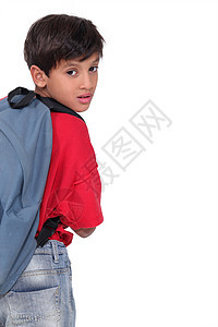 小男孩穿着背包图片