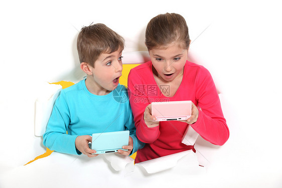 玩电子游戏的比卜圈家庭女性女儿姐姐电视长椅乐趣男性青少年游戏图片