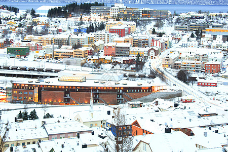 挪威黄昏的冬季Narvik市风景图片
