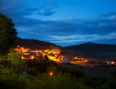 昆卡村圣马丁·德博尼切斯夜间图片