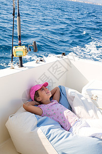 女孩在船甲板上放松 睡午睡童年微笑娱乐游艇海浪海洋巡航孩子们假期运动图片