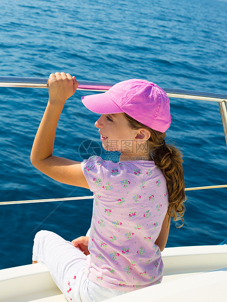 驾着带帽子的快乐船航行帆船水手童年运动甲板孩子导航娱乐女性巡航图片