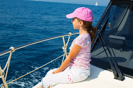驾着带帽子的快乐船航行游艇导航孩子假期运动水手巡航旅行运输图片