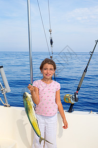 女童在船上捕鱼 捕捞马哈马希多拉多鱼图片