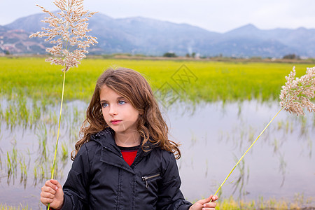 在湿地湖中紧握着潮湿的露天女孩孩子追求水晶湿地场地幸福旅行远足蓝色微笑图片