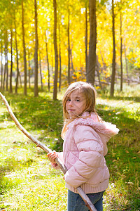 探险家女孩在火花黄秋天森林孩子金发花园微笑童年幸福眼睛季节树叶树木图片