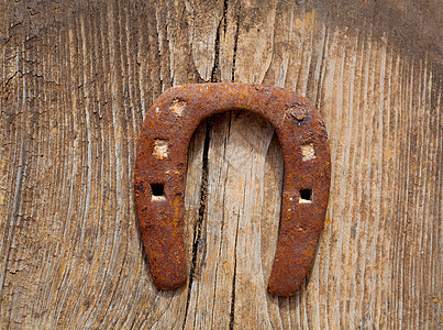 古老的马蹄铁幸运符号在旧木头上生锈铁匠铺护符幸福财富脚趾农场古董迷信牧场令牌图片