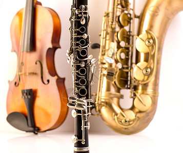 萨克斯高时速萨克斯式小提琴和白单簧管反射男高音字符串音乐会钥匙笔记金属音乐音乐家芦苇图片