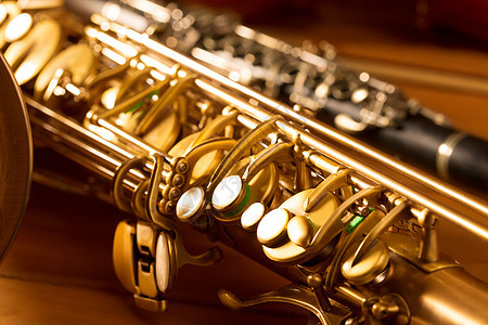 古典音乐 萨克斯高音和单簧管纽扣反射木头钥匙阀门芦苇音乐黄铜喇叭音乐会图片