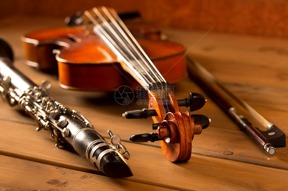 古老木柴中的经典音乐小提琴和单簧管艺术乐器低音独奏古董旋律细绳木管音乐会乐队图片