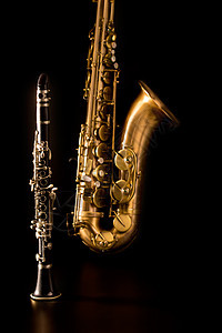 古典音乐 萨克斯高时纳萨克斯风和黑色单簧管高音黄铜音乐金属钥匙阀门木头音乐家乐队反射图片