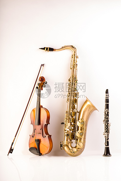 萨克斯高时速萨克斯式小提琴和白单簧管蓝调喇叭乐队木头音乐家爵士乐音乐会旋律音乐男高音图片
