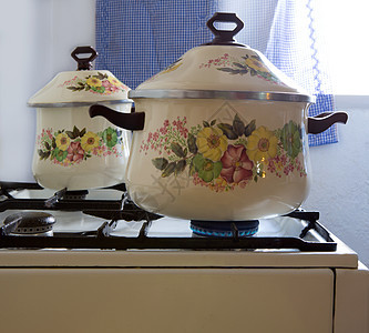 配有瓷瓷锅的旧式厨房陶瓷把手火焰住宅窗户烹饪金属合金小屋房间图片
