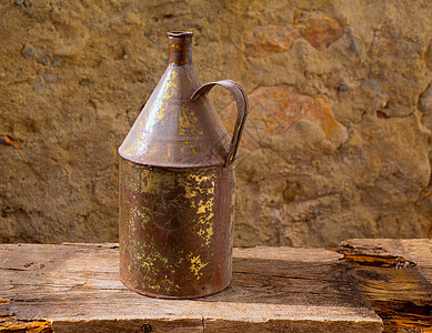 古董生锈铁罐 旧木材上含年青黄铜图片