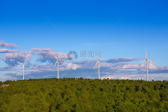 松树山蓝天空中的绿色电能 风车发电机蓝色技术首脑旋转金属电机环境力量涡轮图片